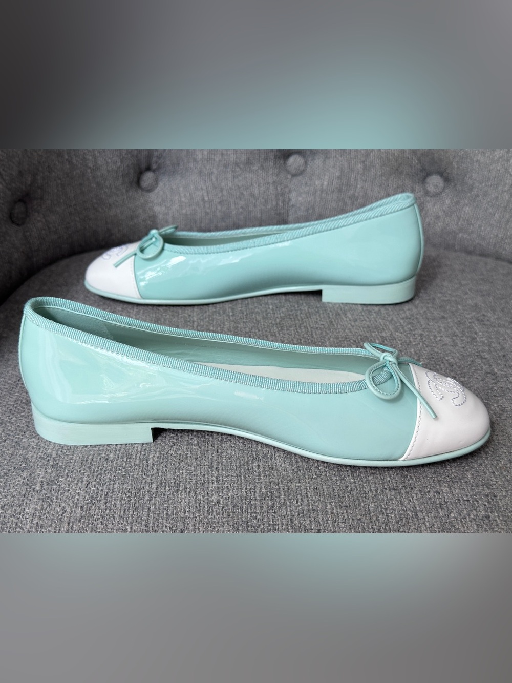 2026 CHANEL TURQUOISE PATENT LEATHER WHITE CC LOGO CAPTOE BALLET FLATS size 37C - Picture 13 of 16